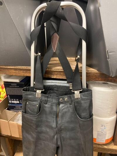 Pantaloni con bretelle pelle Bering