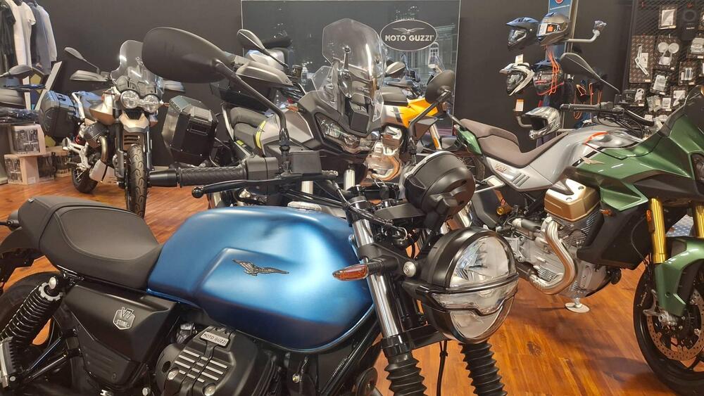 Moto Guzzi V7 Stone (2025 - 26) (4)