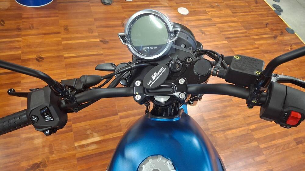 Moto Guzzi V7 Stone (2025 - 26) (5)