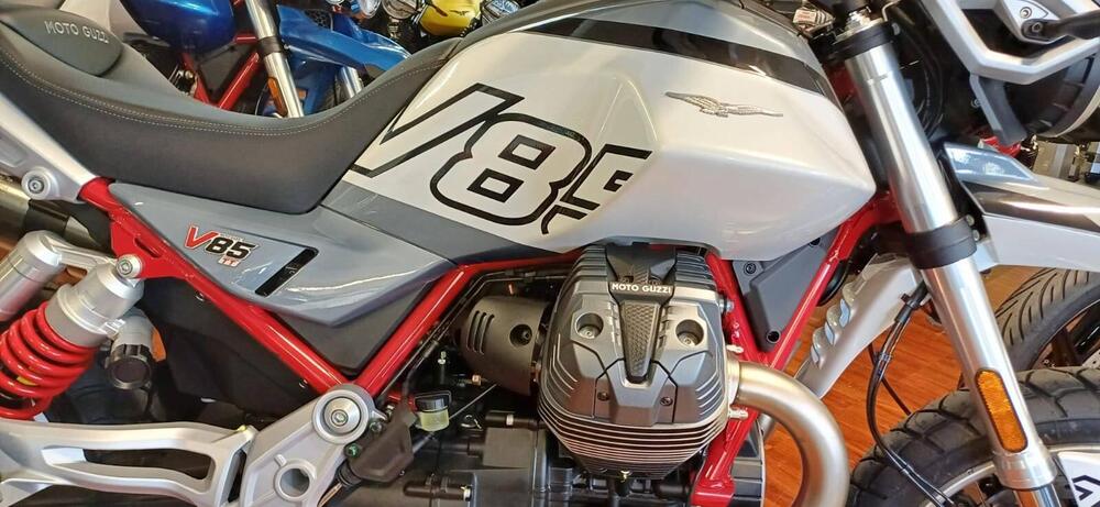 Moto Guzzi V85 TT (2024 - 26) (2)