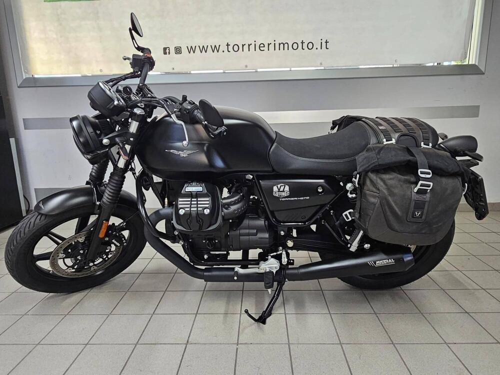 Moto Guzzi V7 Stone (2021 - 24) (4)