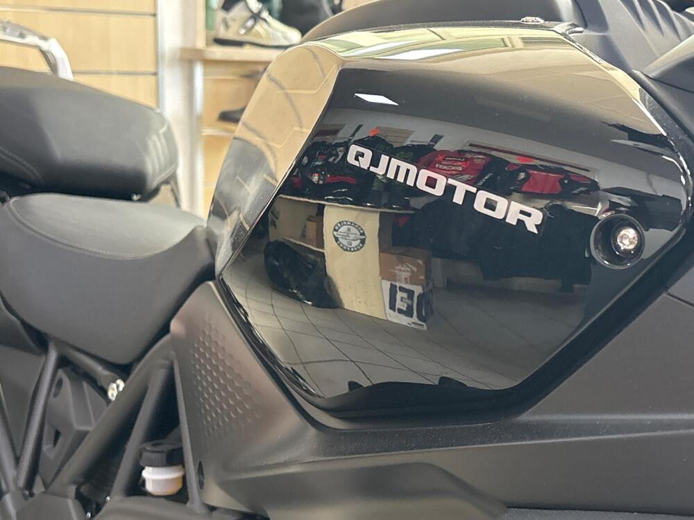 QJ Motor SRT 700 X (2024 - 25) (3)