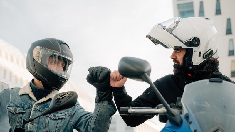 SENA Outrush 2, il casco modulare con comunicazione integrata che punta sull&rsquo;accessibilit&agrave;