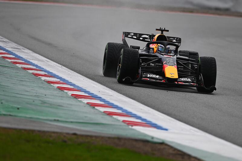 Max Verstappen in pista a Barcellona con la RB22