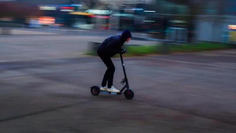 Piacenza: in monopattino a quasi 100 km/h, scatta il sequestro