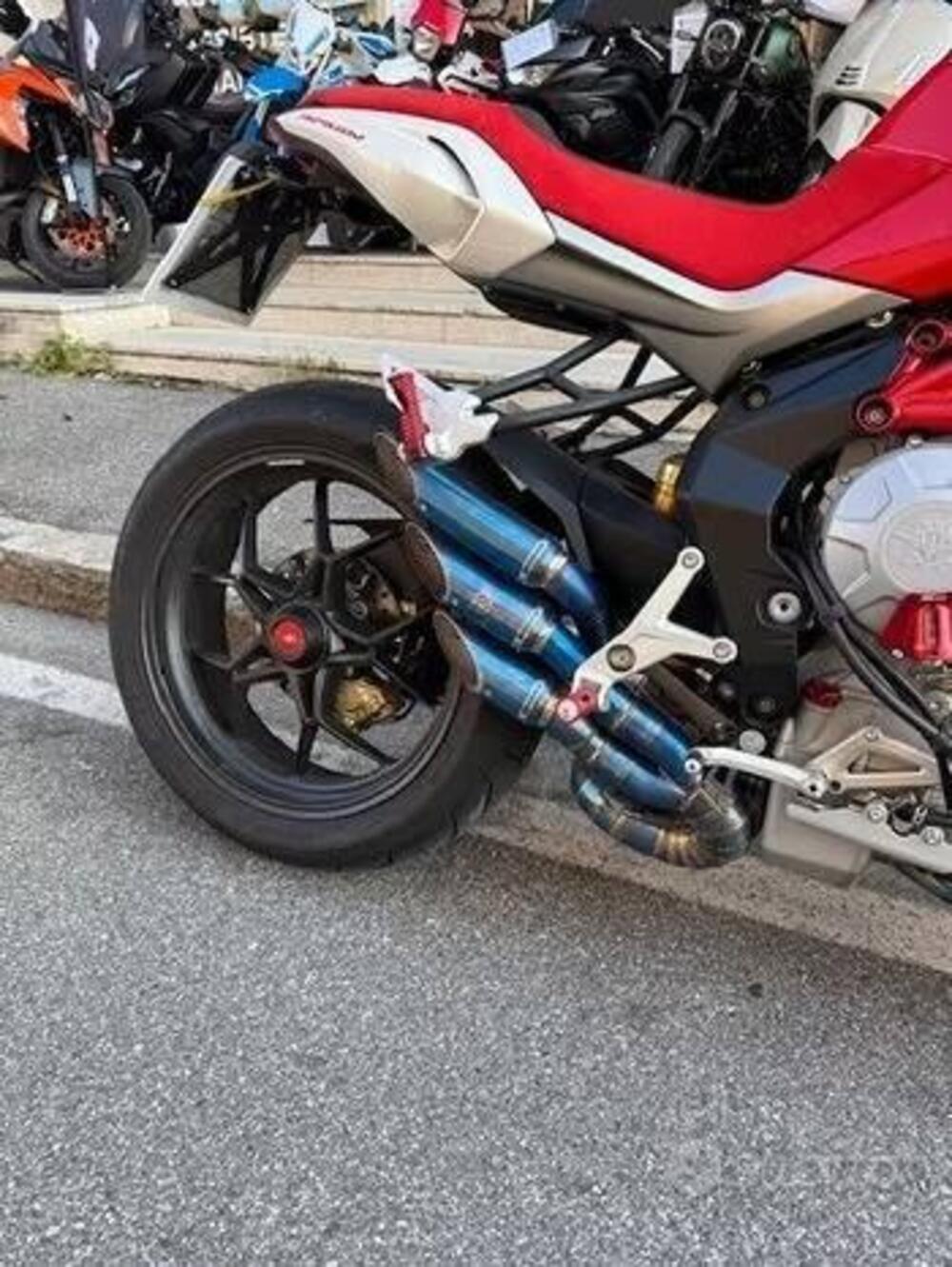 MV Agusta Brutale 800 Rosso (2021 - 23) (2)