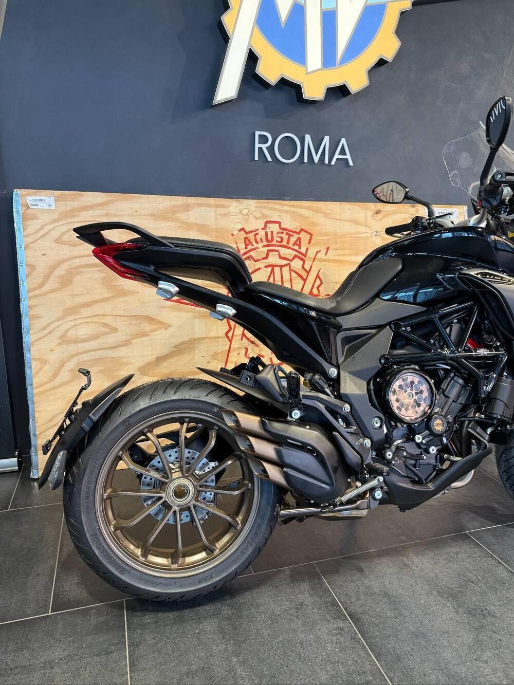MV Agusta Turismo Veloce 800 Lusso SCS (2021 - 26) (3)