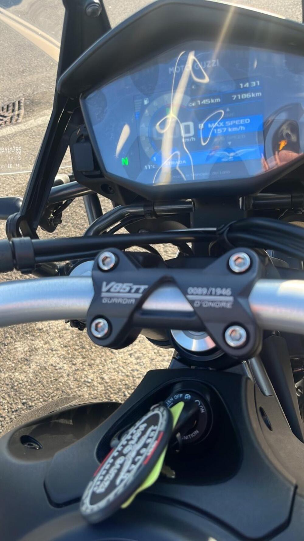 Moto Guzzi V85 TT Guardia d'Onore (2022 - 23) (4)