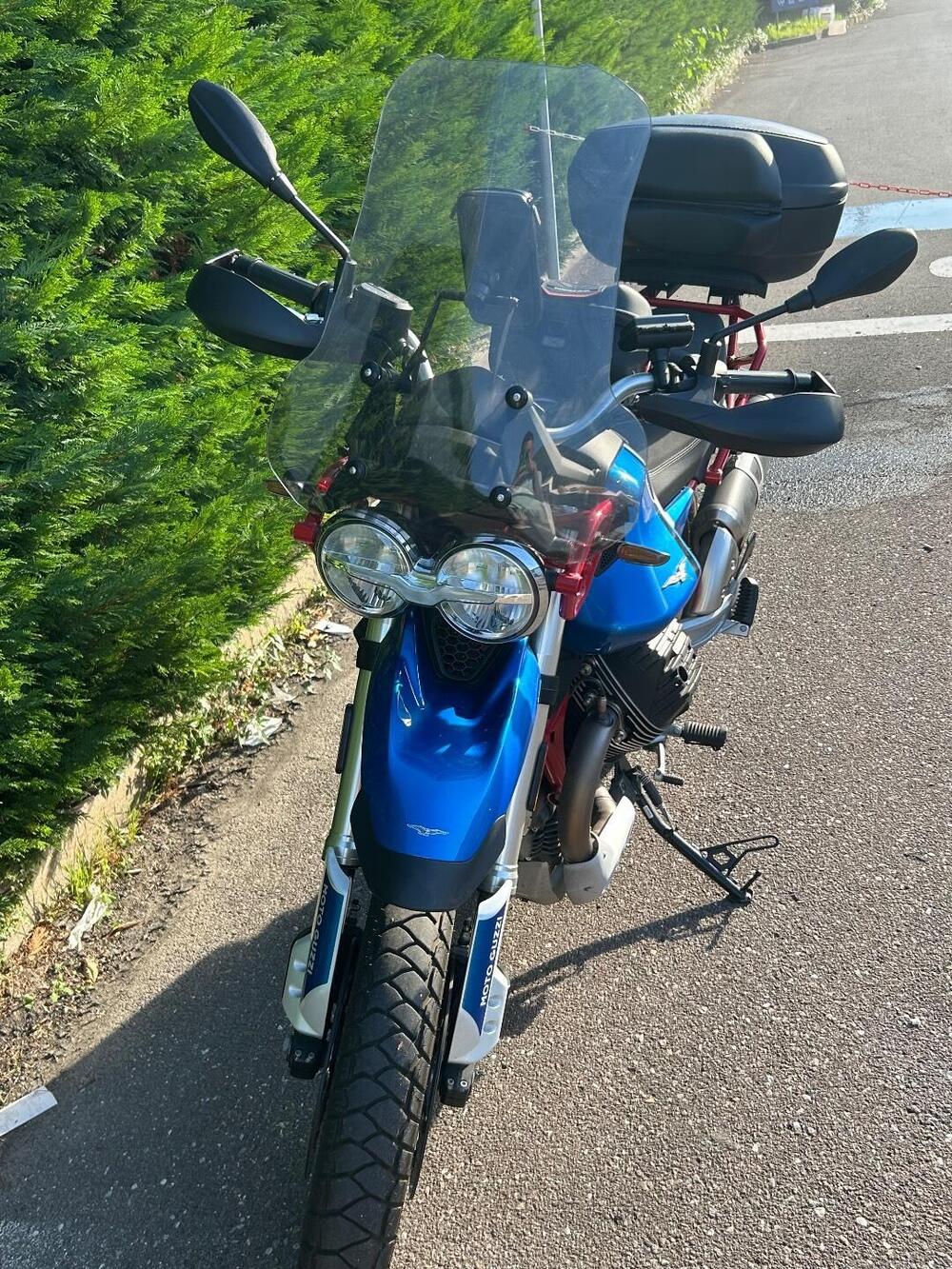 Moto Guzzi V85 TT Evocative Graphics (2021 - 23) (2)