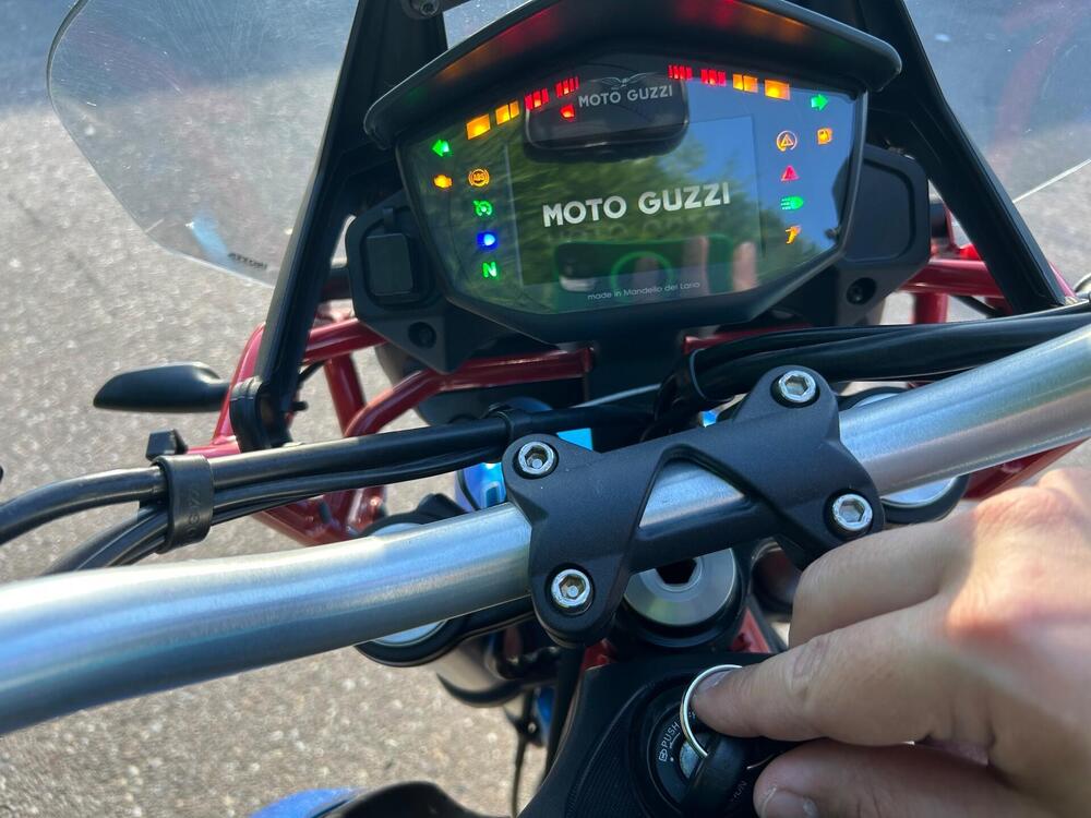 Moto Guzzi V85 TT Evocative Graphics (2021 - 23) (3)