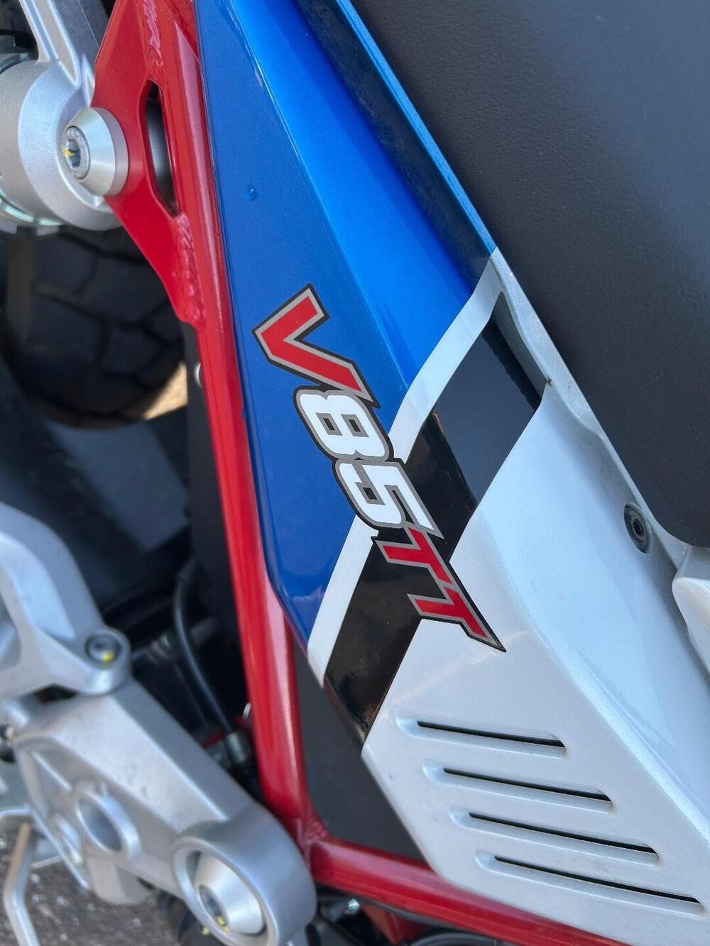 Moto Guzzi V85 TT Evocative Graphics (2021 - 23) (5)