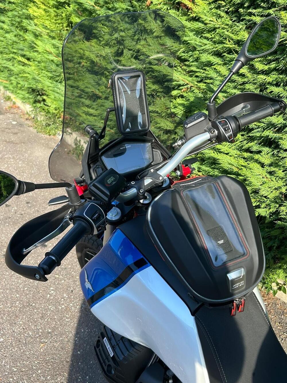 Moto Guzzi V85 TT Evocative Graphics (2021 - 23) (8)