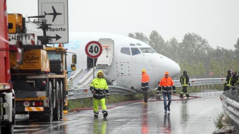 Aereo esce di pista all&rsquo;aeroporto di Bergamo. Nessun ferito, traffico nel caos