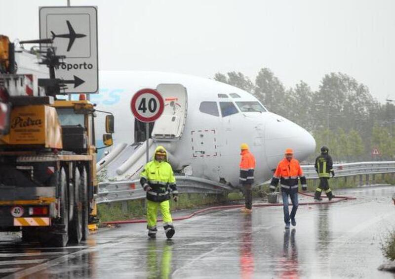 Aereo esce di pista all&rsquo;aeroporto di Bergamo. Nessun ferito, traffico nel caos