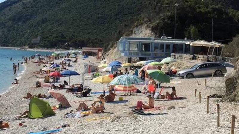 Parcheggia l&#039;Audi in spiaggia: rimossa dopo molte ore fra gli applausi dei bagnanti