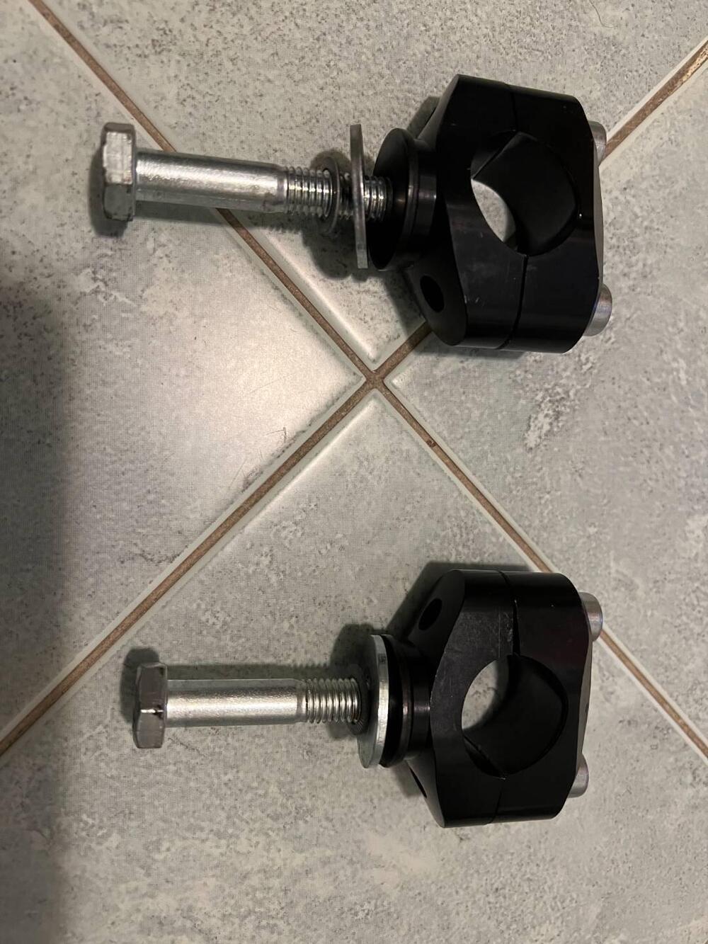 Coppia di RISER ribassati Booster neri