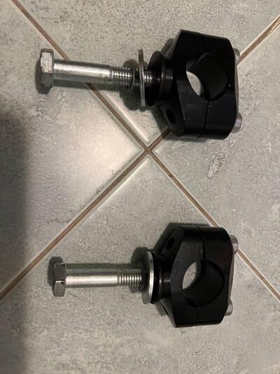 Coppia di RISER ribassati Booster neri