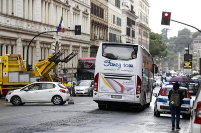 Guida un bus turistico senza CQC e senza riposi per sei settimane: fermato a Napoli, multa da 7.000 euro