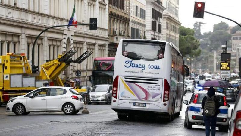 Guida un bus turistico senza CQC e senza riposi per sei settimane: fermato a Napoli, multa da 7.000 euro