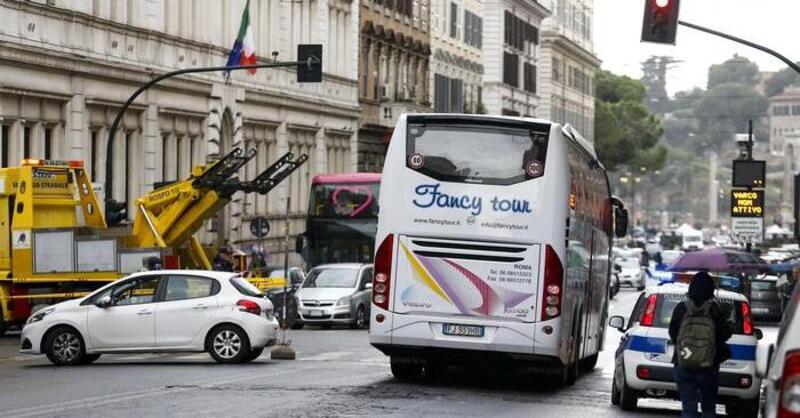 Guida un bus turistico senza CQC e senza riposi per sei settimane: fermato a Napoli, multa da 7.000 euro