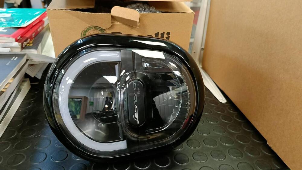Fanale anteriore Benelli Leoncino250