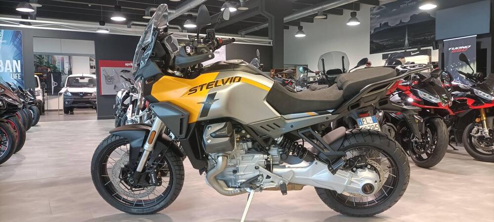 Moto Guzzi Stelvio (2024 - 26)