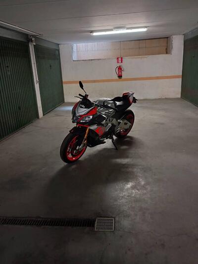 Aprilia Tuono V4 Factory (2015 - 17) usata