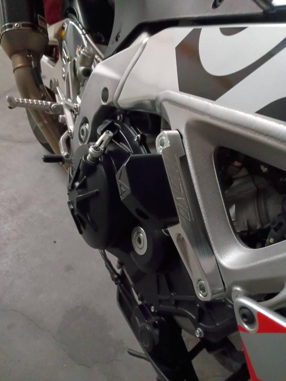 Aprilia Tuono V4 Factory (2015 - 17) (4)