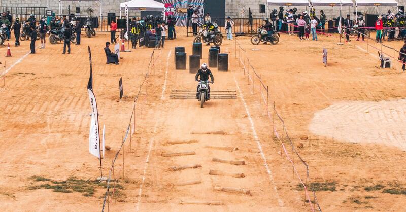 Royal Enfield punta sulla guida sicura: debutta in India la Gymkhana a due ruote