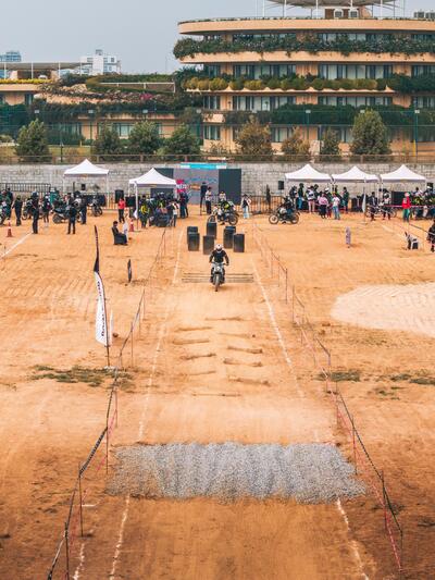 Royal Enfield punta sulla guida sicura: debutta in India la Gymkhana a due ruote