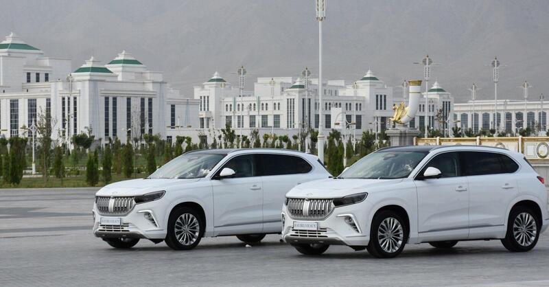 In questo paese sei obbligato a guidare auto bianche: ecco cosa dice la legge