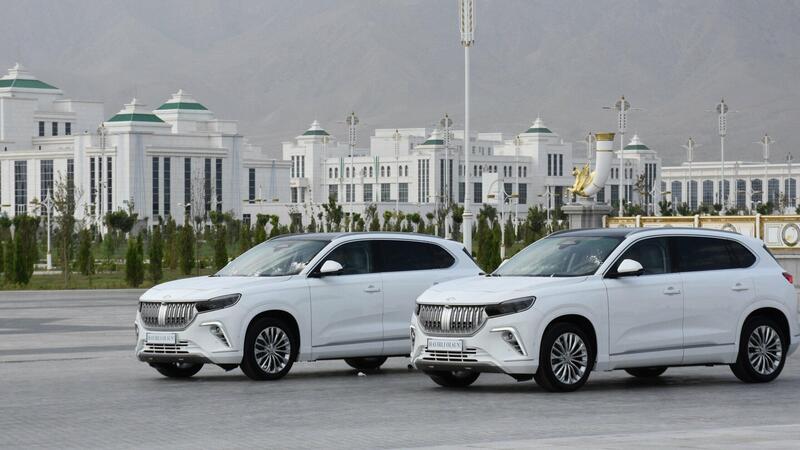 In questo paese sei obbligato a guidare auto bianche: ecco cosa dice la legge