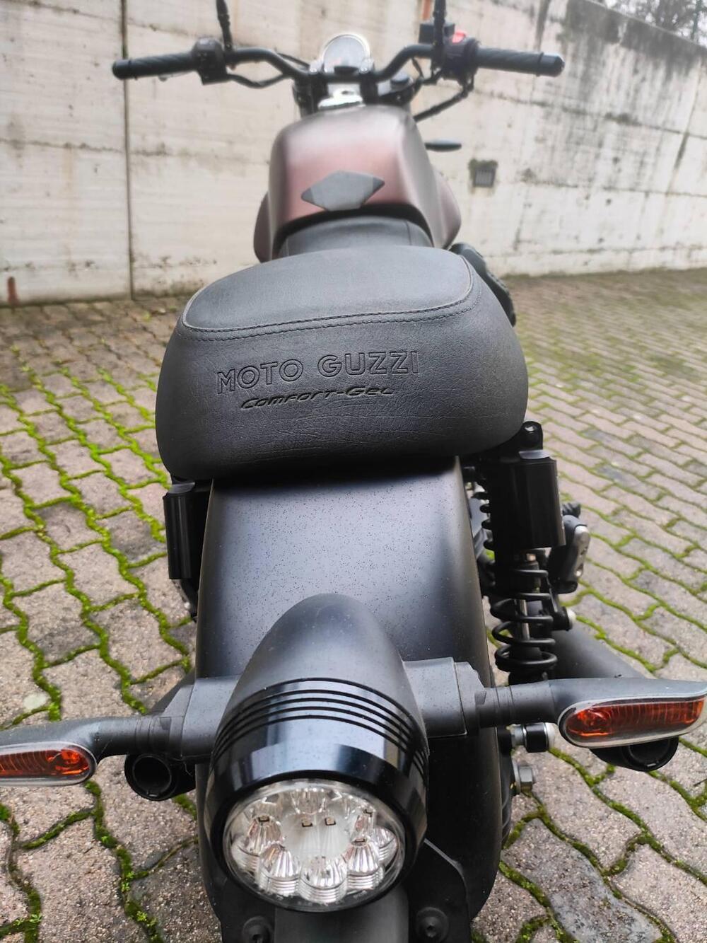 Moto Guzzi V7 III Stone Night Pack (2019 - 20) (3)