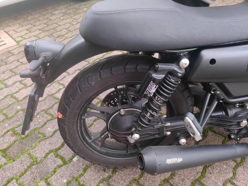 Moto Guzzi V7 III Stone Night Pack (2019 - 20) (8)