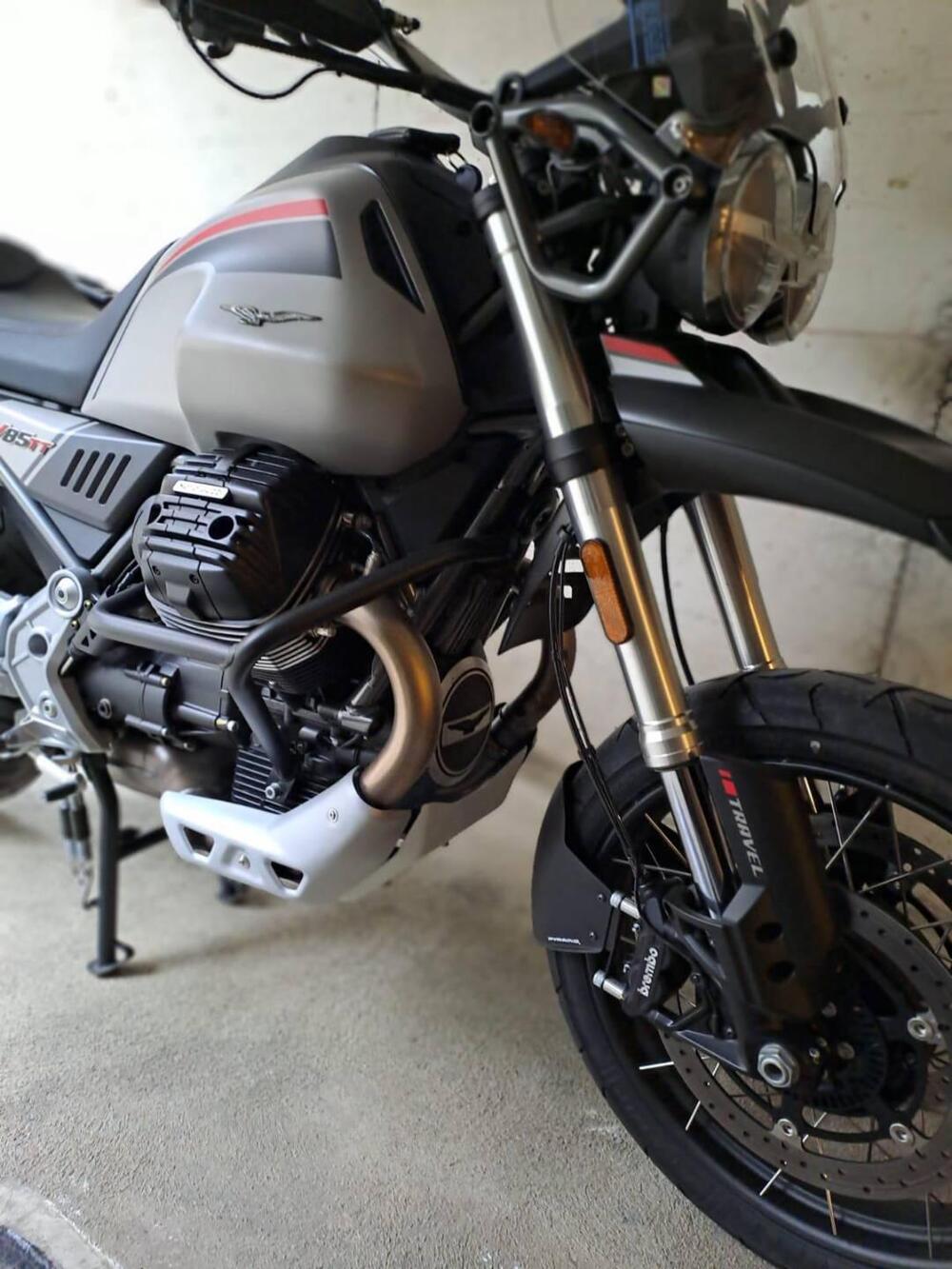 Moto Guzzi V85 TT (2021 - 23) (2)