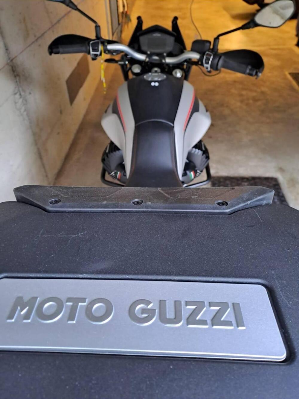 Moto Guzzi V85 TT (2021 - 23) (6)