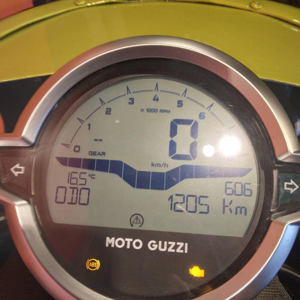 Moto Guzzi V7 Stone (2021 - 24) (4)