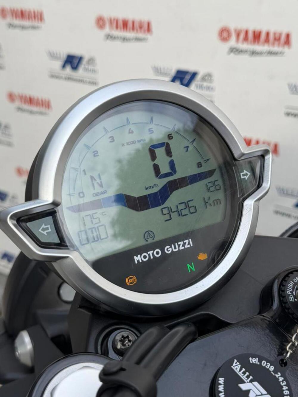 Moto Guzzi V7 Stone (2021 - 24) (6)