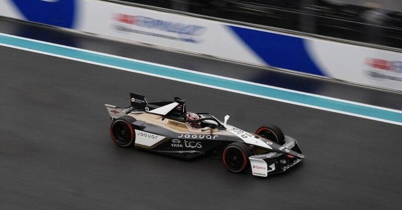 Formula E, Mitch Evans trionfa a Miami sotto la pioggia: vittoria Jaguar davanti alle Porsche
