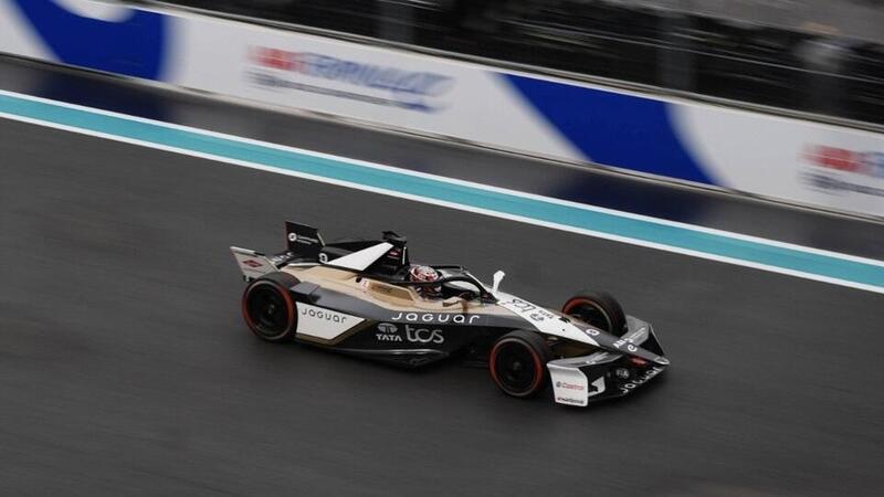 Formula E, Mitch Evans trionfa a Miami sotto la pioggia: vittoria Jaguar davanti alle Porsche