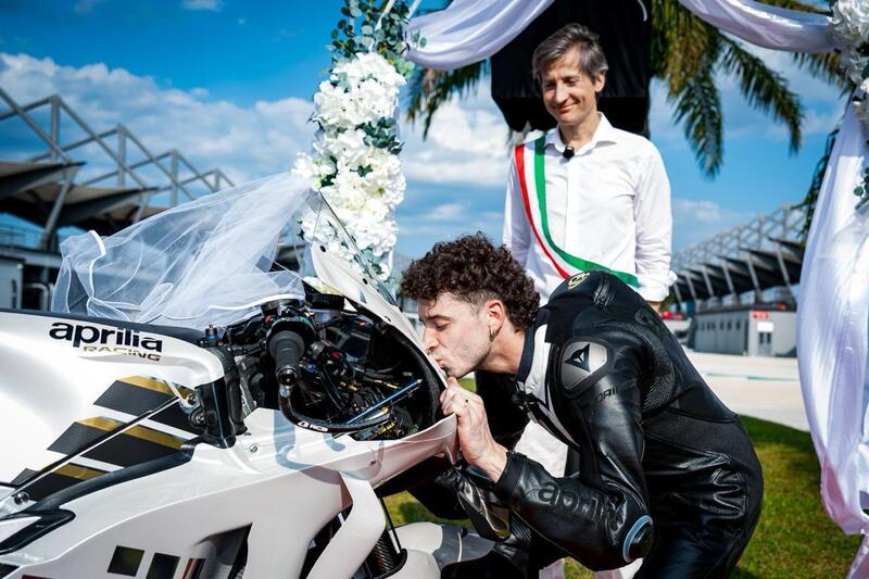 MotoGP. Ecco la prima firma del 2026: Marco Bezzecchi rinnova fino al 2028 con Aprilia! [VIDEO e FOTO]