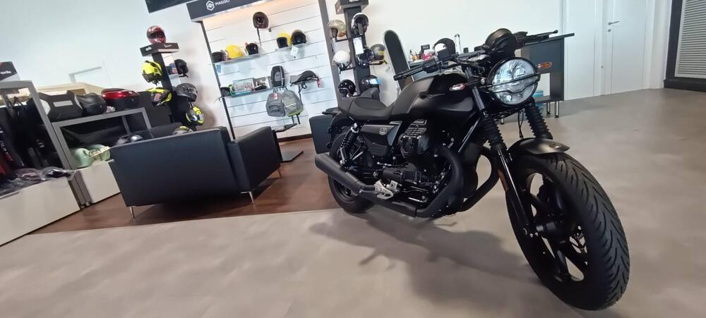 Moto Guzzi V7 Stone (2025 - 26) (2)