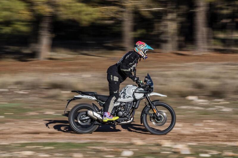 In sella a tutto gas sulla Himalayan 450