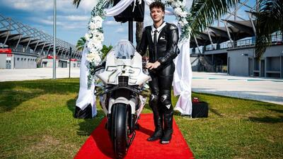 MotoGP 2026. Una fede al dito, un contratto pluriennale, Marco Bezzecchi ha sposato Albarosa: "Volevo un percorso a lungo termine"