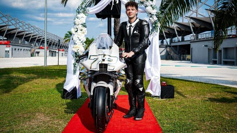 MotoGP 2026. Una fede al dito, un contratto pluriennale, Marco Bezzecchi ha sposato Albarosa: "Volevo un percorso a lungo termine"