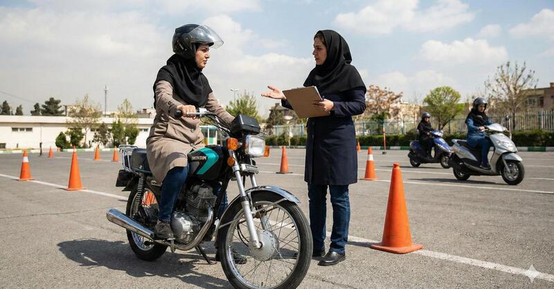 L'Iran approva il rilascio della patente per motocicli alle donne