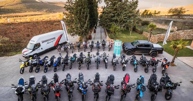 La comparativa pi&ugrave; folle di sempre! 38 moto da adventure a confronto tra curve e sterrato [VIDEO]