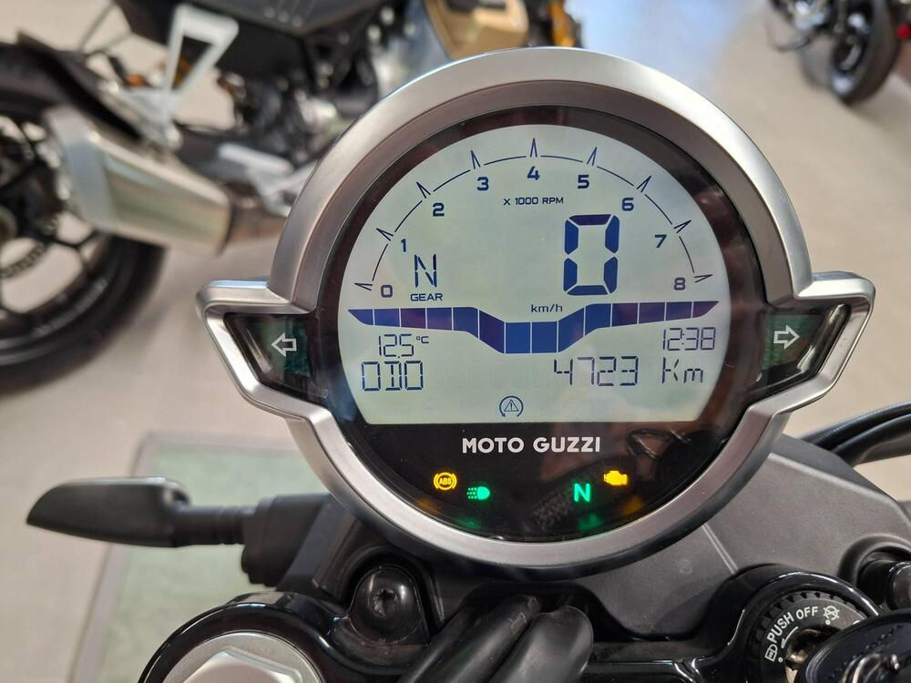 Moto Guzzi V7 Stone Centenario (2021 - 22) (4)