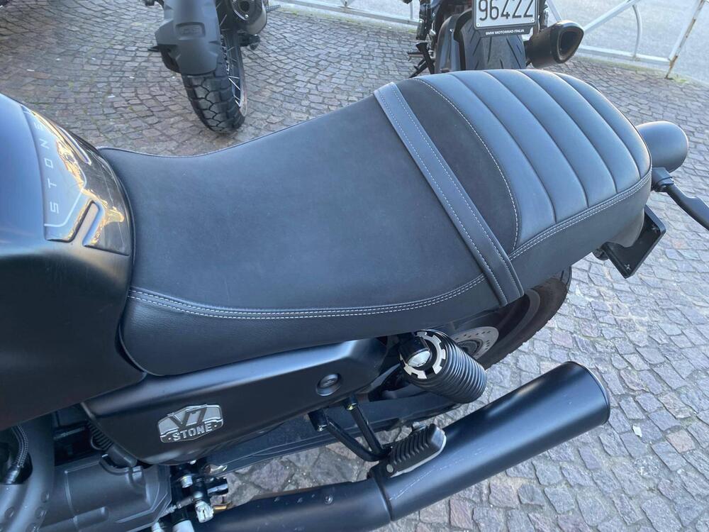 Moto Guzzi V7 Stone (2021 - 24) (9)