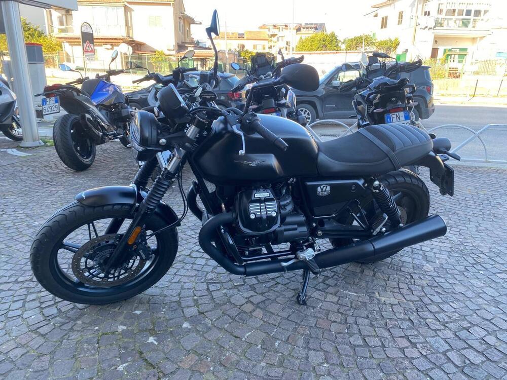 Moto Guzzi V7 Stone (2021 - 24) (2)